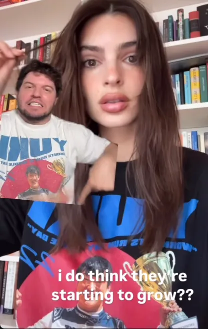 エミリー・ラタコウスキーさんが、角田さんの顔がプリントされたTシャツを着てInstagramのストーリーに登場した