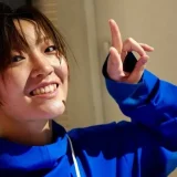 荒木彩花のメガネの秘密を詳しく解説｜着用理由・ブランド・話題になったきっかけ