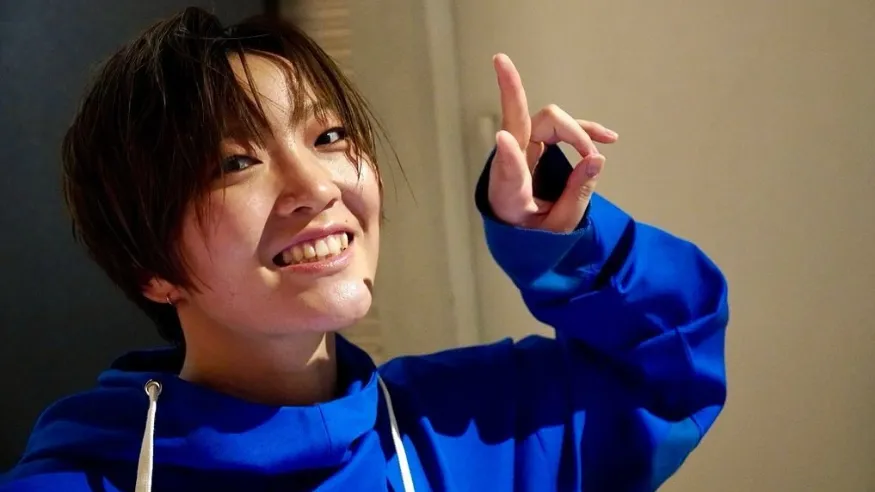 荒木彩花のメガネの秘密を詳しく解説｜着用理由・ブランド・話題になったきっかけ